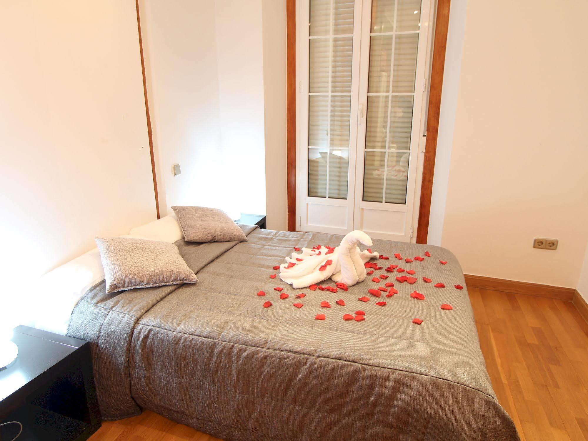 Apartamentos Good Stay Prado มาดริด ภายนอก รูปภาพ